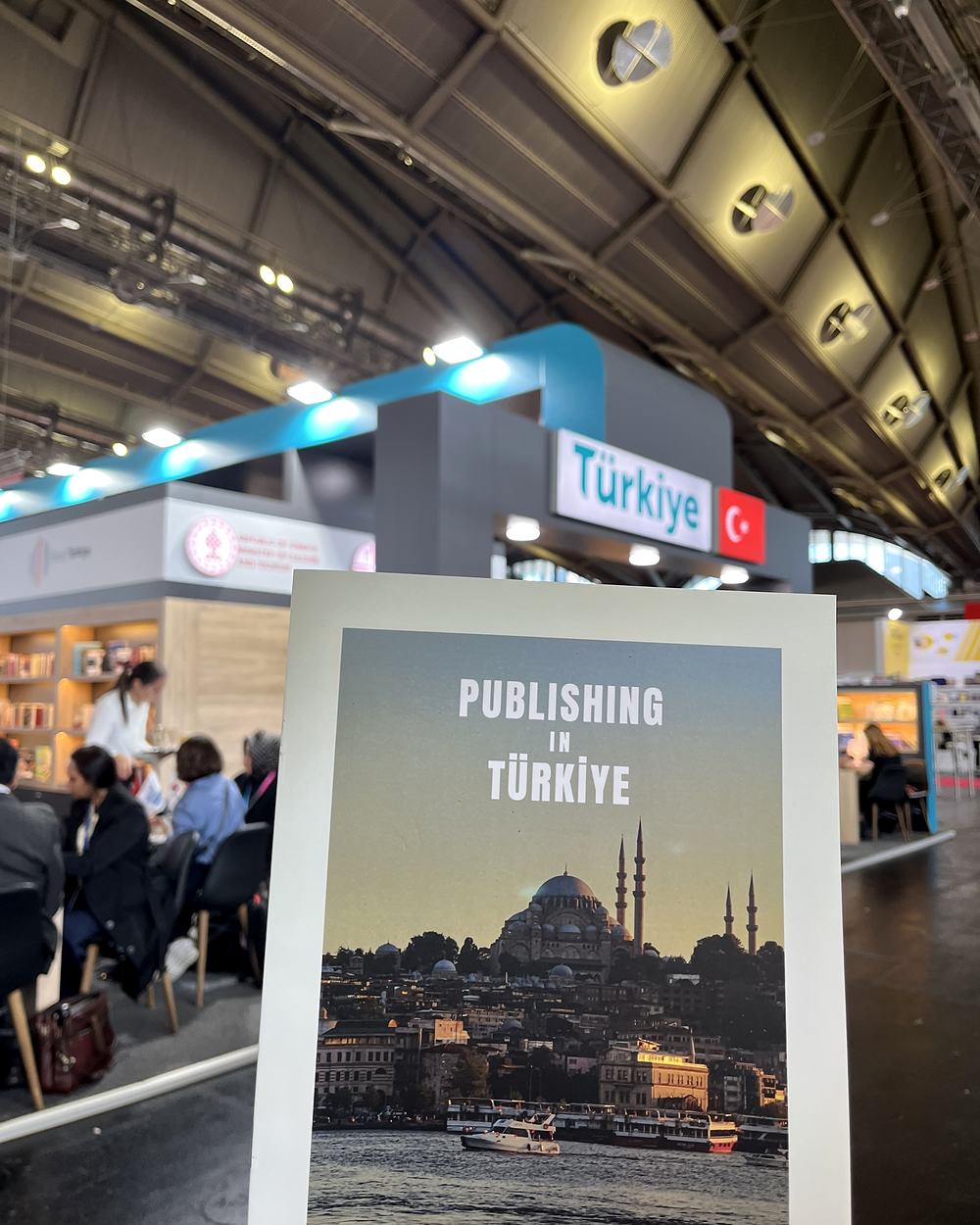 Publishing in Türkiye dergisi, Frankfurt Kitap Fuarı 2026 Türkiye Ulusal Standı önünde